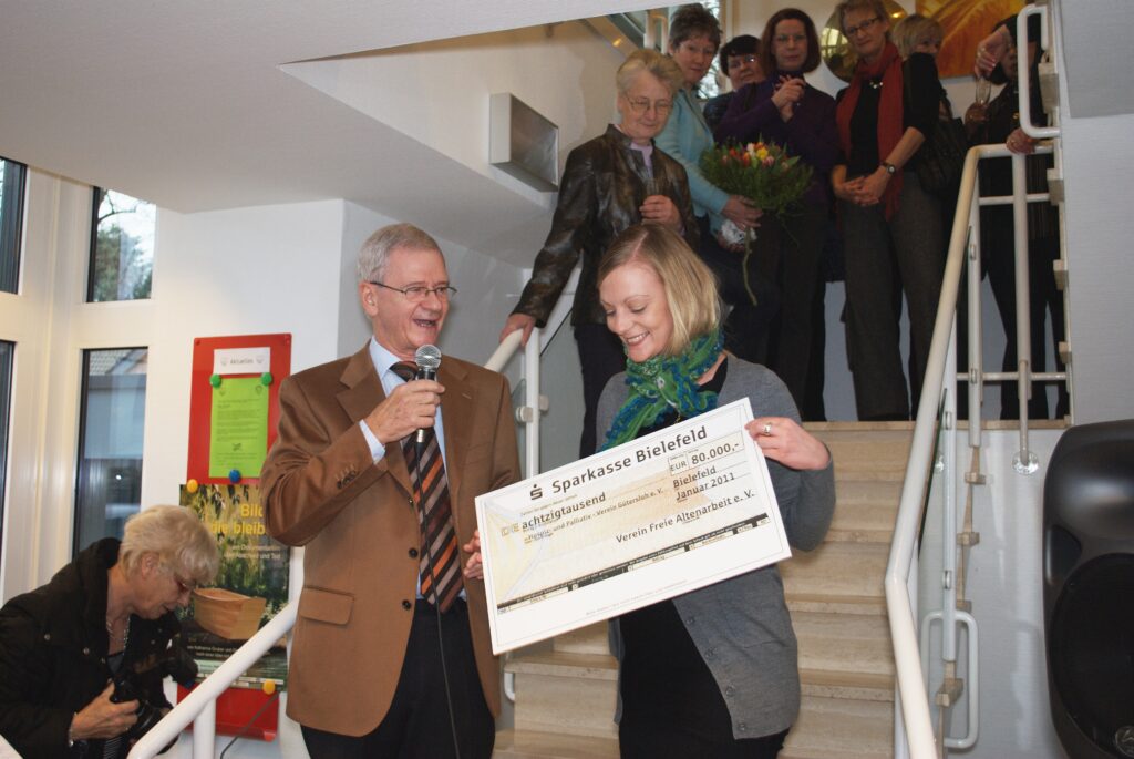 Scheckübergabe bei der 20-Jahr-Feier des Hospizvereins